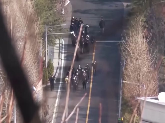 韩国总统逮捕风波升级军警对峙|凯发备用手机网址下载网址一触即